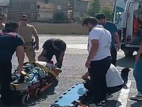 Hakkari'de trafik kazasında omurgası kırılan kişi ambulans helikopterle Van'a sevk edildi