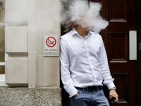 Hong Kong Sağlık Bakanı'ndan, yasak alanlarda sigara içenlere "dik dik bakın" tavsiyesi