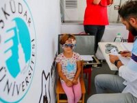 Diyarbakır'da "Sevgi ve Sağlık Tırı"nda depremzede çocuklara göz taraması yapıldı