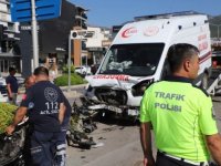 Denizli'de hasta taşıyan ambulansla otomobilin çarpışması sonucu 4 kişi yaralandı