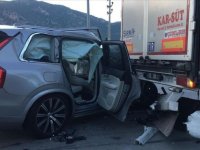 Burdur'da trafik kazası geçiren şarkıcı Tan Taşçı ve yanındaki iki kişi yaralandı