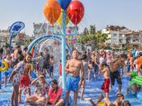 Antalya'da sıcaktan bunalan çocuklar su parkında serinledi