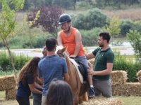 Balıkesir Üniversitesi’nde down sendromlu bireyler atlı terapiye katıldı