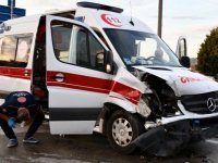 Samsun'da ambulans ile otomobilin çarpıştığı kazada 4 kişi yaralandı