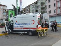 Kocaeli'de otomobille çarpışan ambulanstaki hasta ile sağlık görevlisi yaralandı