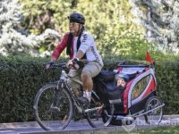 Velilere bisiklet sevgisini aşılamak için çocuğunu bisikletle okula götürüyor