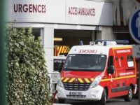 Fransa'da hastanenin acil servisinin gece kapatılması mancınıkla protesto edildi