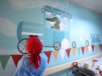 Düzce'de hastanenin çocuk acil servisi, gönüllü gençlerin çocukluk hayalleriyle süslendi