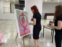 Tekirdağ'da kadınlar, meme kanserine "mutlu anne" resmi çizerek dikkati çekti