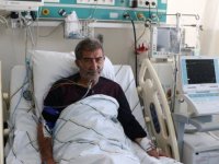 Kars'ta darbedilen aile hekiminin Erzurum'da tedavisi sürüyor