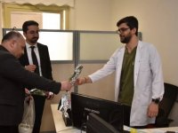 Şanlıurfa'da sağlık çalışanlarına karanfil verilerek tatlı ikram edildi