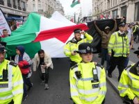 Londra'da binlerce kişi, İsrail'in Gazze'deki hastaneye saldırısını protesto etti