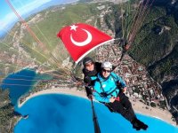 Fethiye'de sağlıkçılar yamaç paraşütü atlayışında Türk bayrağı açtı