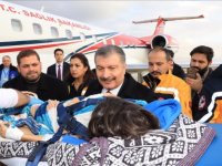 Sağlık Bakanı Koca Türkiye'ye getirilen Gazzeli hastaları havaalanında karşıladı: