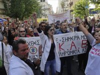 Yunanistan'da kamu çalışanı doktor ve sağlık personeli 2 günlük greve gidiyor