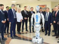Turgut Özal Tıp Merkezi’nde Yapay Zekalı Robotlar İş Başında