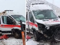 Yüksekova'da devrilen ambulanstaki 3 sağlık personeli yaralandı