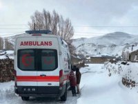 Van'da yolu kapanan mahalledeki hasta ekiplerce hastaneye ulaştırıldı