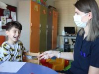 Hastane Korkusu Olan Minik Mutlu, Oyun Alanlarını Görünce Tedaviye İkna Oldu