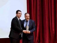 “Yılın Yenilikçi Dahili Bilimler Doktoru Ödülü” Prof. Dr. Akgün’ün