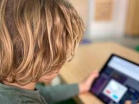 İki Yaşında Tablet Kullanan Çocuk, 10 Yıl Masa Başında Çalışan Gibi Fıtık Olabilir