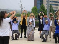 65 Yaş Üstü Hastalar Hastane Bahçesinde Egzersiz Yaptı