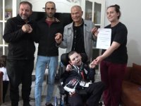 Epilepsi Hastası Çocuğa Almanya’dan Tekerlekli Sandalye