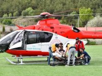 Testere ile parmağı kesilen kişi ambulans helikopterle Trabzon'a sevk edildi