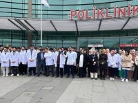 Kadıköy'de sağlık çalışanları ve tıp öğrencileri Refah Sınır Kapısı'nın işgal edilmesine tepki gösterdi