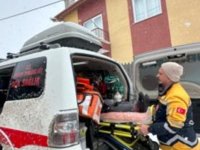 Bolu'da kar nedeniyle yolu kapanan köydeki hastaya paletli ambulansla ulaşıldı