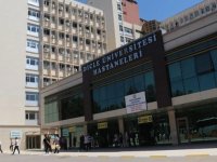 Dicle Üniversitesi Rektörlüğünce, "bıçak parası" istediği iddia edilen öğretim üyesi görevinden uzaklaştırıldı