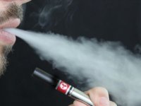 Elektronik sigaralar gençler için ciddi sağlık riski taşıyor