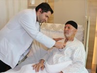 Ailesinin yüreklendirmesi ve doktorların risk almasıyla 98 yaşında yeniden nefes aldı