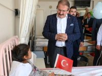 Antalya İl Sağlık Müdürü Özkan, hastanede tedavi gören çocukları ziyaret etti