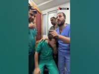 Gazze'deki Filistinli doktor, hastanede anne-babasının cansız bedenleriyle karşılaşınca gözyaşlarına boğuldu