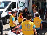 "Sağlık elçileri" ilkokul arkadaşlarına Heimlich manevrasını öğretti, obezite kontrolü yaptı