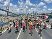 İstanbullular çevre ve trafik farkındalığı için Avrupa'dan Asya'ya pedal bastı