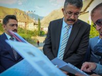 Hakkari Valisi Çelik, sismik izolatörlü hastanenin inşaatını inceledi