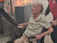 İHH Arama Kurtarma İzmir ekibi, Seferihisar'daki yangında evi yanan engelli kişiyi kurtardı