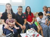 Ambulansta dünyaya gelen ikizlere 112 ekibinden doğum günü sürprizi