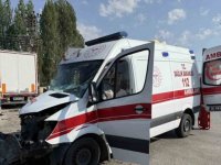 Ankara'da hasta taşıyan ambulans ile tır çarpıştı, 5 kişi yaralandı