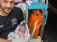 Şanlıurfa'da hastane yolundaki hamile kadın ambulansta doğum yaptı
