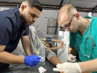 Gazze'de görevli hemşire, hastanelerdeki tıbbi ekipman eksikliğinin çalışanları zorladığını belirtti