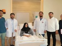 Konuşmayı unutturan tümörden "uyanık ameliyat"la kurtulup annesinin kaderini yaşamadı
