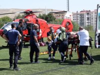 Malatya'da ambulans helikopter ağır yaralanan tır sürücüsü için havalandı