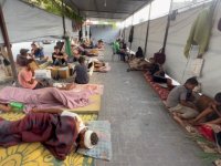 Sağlık sisteminin çöktüğü Gazze'de yaralılar Nasır Hastanesi'nin avlusuna kurulan çadırda tedavi ediliyor