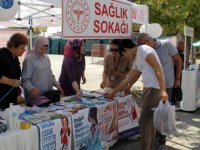 Sinop'ta kurulan Sağlık Sokağı'nda vatandaşlar bilgilendiriliyor