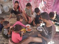 İsrail'in "yardım merkezine" düzenlediği saldırıda hayatını kaybeden Gazzeli annenin 9 çocuğu öksüz kaldı