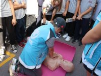 Edirne'de "sağlık elçisi" ilkokul öğrencileri, arkadaşlarına kalp masajını ve Heimlich manevrasını öğretti