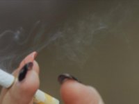 İspanya'da çocukları sigara içen ebeveynlere 100 avroya kadar ceza verilecek